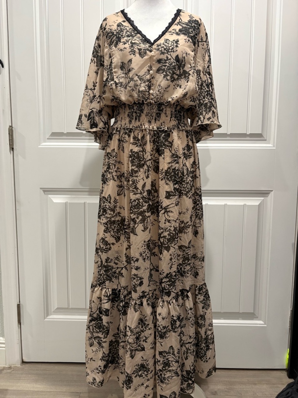 Kate and Lily Beige and Black Floral Maxi Dress with Smocked Waist Size 16W